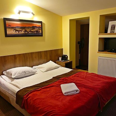 Hotel Ajax Janki Luaran gambar