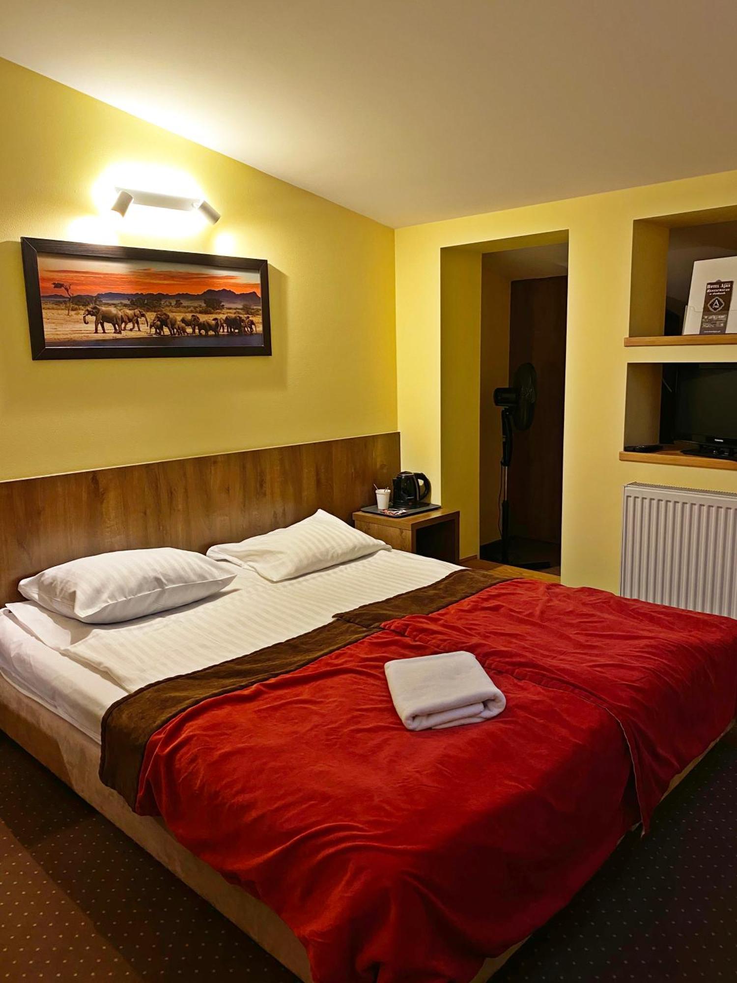 Hotel Ajax Janki Luaran gambar